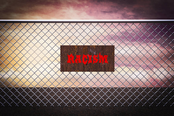 Sinal de racismo de madeira em malha de arame demonstrando racismo perigo e discriminação conceito de risco. Ilustração 3D - Foto, Imagem