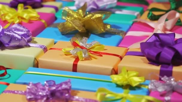 Kolorowe pudełka z prezentami. Dużo świątecznych prezentów w pięknym opakowaniu. Obrót - Materiał filmowy, wideo
