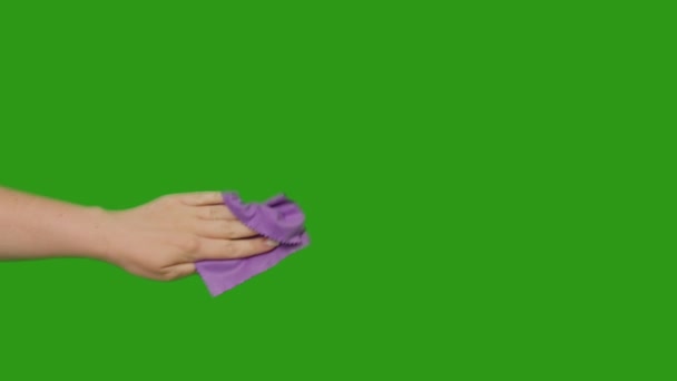 Womans hand met een doek, veegt het vuil, chromakey - Video