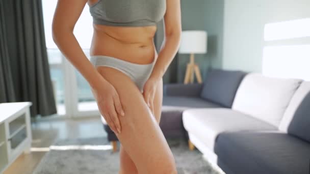 Femme frotte sa jambe avec un gel anti-cellulite et fait auto-massage - Séquence, vidéo
