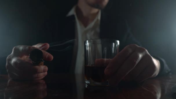 Un hombre de negocios ocupado. Cigarros y alcohol en primer plano - Imágenes, Vídeo