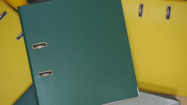 Cartelle di cancelleria multicolore. Cartelle di plastica con documenti. Vista dall'alto  - Filmati, video
