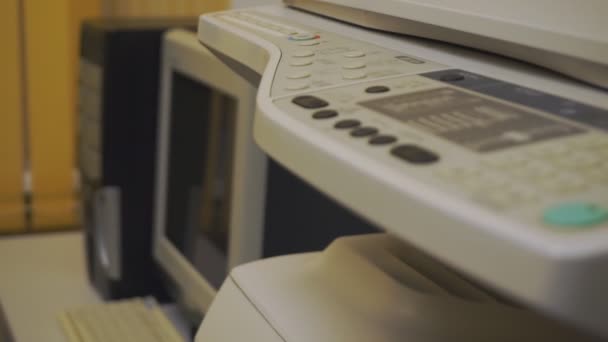 古いオフィス機器。古いデスクトップコンピュータと古いコピー機 - 映像、動画