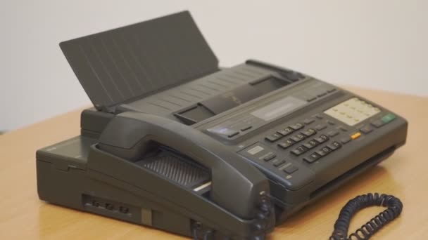 Una vieja máquina de fax de oficina sobre la mesa. Rotación - Imágenes, Vídeo