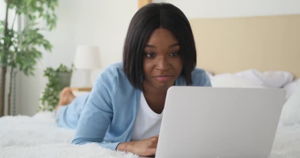 Frau mit Laptop auf Bett liegend - Filmmaterial, Video