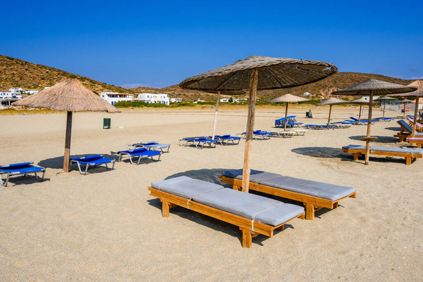 Η παραλία Μαγγανάρι στην Ίο, μια από τις πιο γραφικές παραλίες με χρυσή άμμο και κρυστάλλινα νερά. Κυκλάδες, Ελλάδα - Φωτογραφία, εικόνα