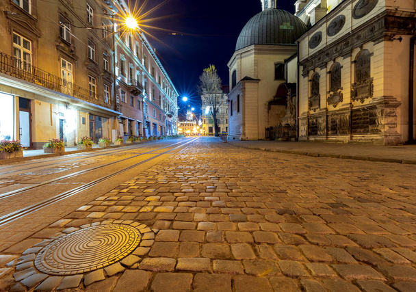Lviv. Town Hall Square at Dawn. - Foto, afbeelding