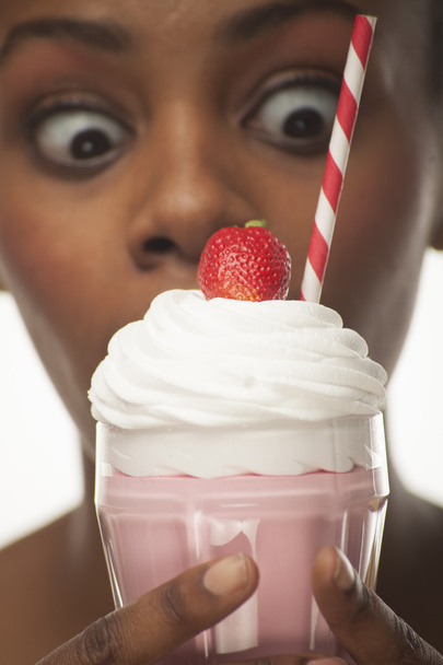 αφρικανική αμερικανική κορίτσι εκμετάλλευση milkshake - Φωτογραφία, εικόνα