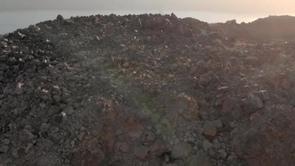Hermosa vista de las rocas del volcán. El volcán en Santorini - Metraje, vídeo