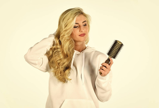 Hairdressing is our passion. curls hairstyle. Girl with long blonde blowing curly hair. womens beautiful curly hair. Hairstyle with curly hair. Curly Hair. Curling hairbrush. Stylist curling for girl - Foto, imagen
