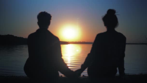 Pärchen halten Händchen bei Sonnenuntergang und entspannen. Liebe und Romantik, Valentinstag  - Filmmaterial, Video
