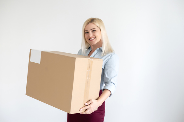 Μετακίνηση Σπίτι, Κινούμενο Γραφείο, Box. γυναίκα με κουτί - Φωτογραφία, εικόνα