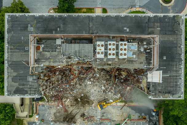 Luftaufnahme eines Bürogebäudes im Abriss durch eine Abrissbirne im Columbia Town Center Maryland, neues Washington DC  - Foto, Bild