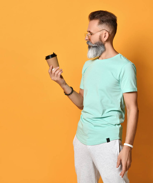 bearded man carrying coffee - Φωτογραφία, εικόνα