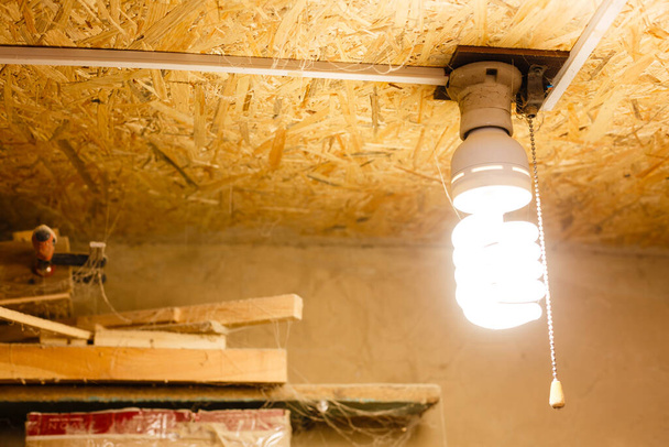 vieille ampoule incandescente sur un plafond en bois - Photo, image
