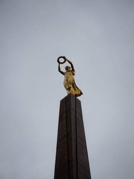 Зовнішній вигляд історичного пам'ятника пам'яті золотої леді скульптури Герле Фра в Люксембурзі. - Фото, зображення