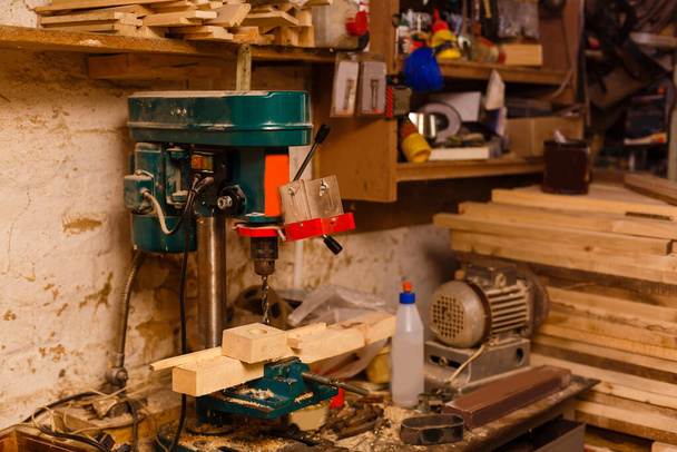 старый гараж полный инструментов и вещей - Фото, изображение