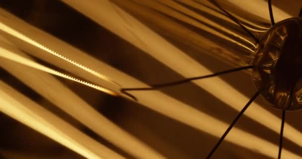 Extremo close-up de tungstênio Edison lâmpada. Fundo em movimento abstrato. - Filmagem, Vídeo