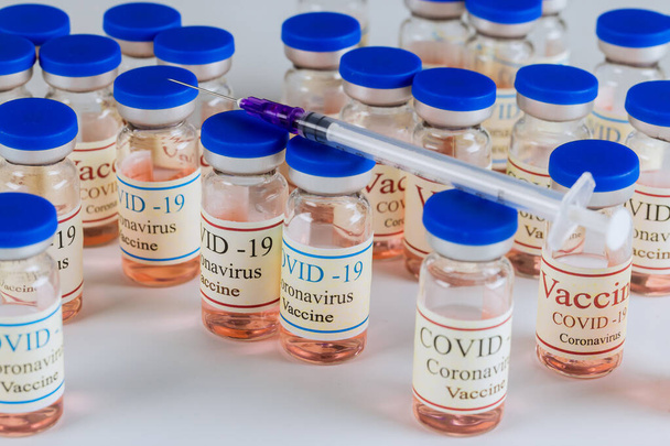 Recipientes de vidrio SARS-COV-2 vacuna contra el coronavirus COVID-19 para combatir la pandemia de coronavirus. - Foto, imagen