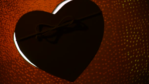 Caixa de presente em bokeh coração luzes fundo vermelho. Conceito do Dia de São Valentim - Filmagem, Vídeo