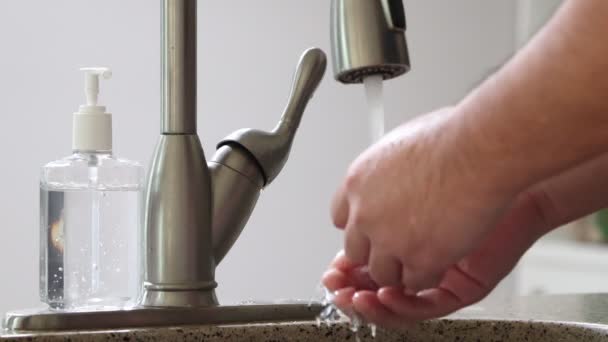 Koronaviruksen pandemian ehkäisy pese kädet saippualla hidastettuna - Materiaali, video