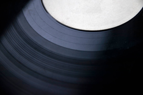 Gros plan sur l'abstraction, vieux disques vinyles. Musique du siècle dernier. Photo d'un disque vinyle à mise au point sélective. Papier peint rétro. - Photo, image