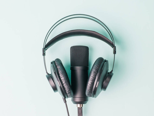 Modern fejhallgató és mikrofon kék háttérrel. Hangfelvevő és -lejátszó berendezés. - Fotó, kép