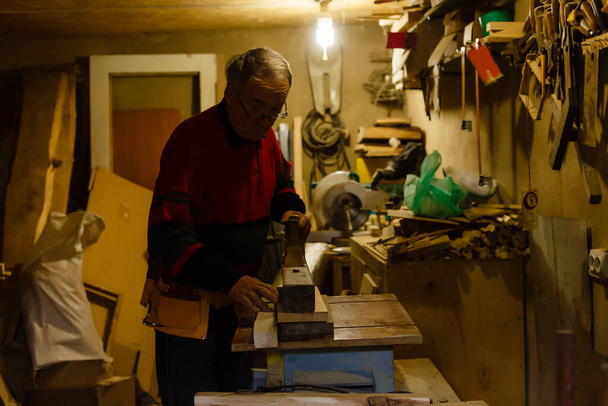 Imagen del carpintero maduro en el taller - Foto, imagen