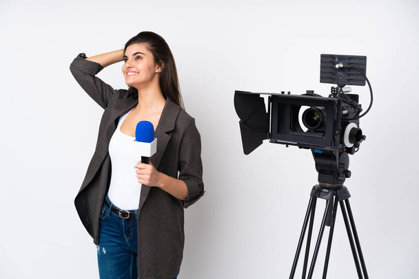 Reporter donna in possesso di un microfono e la segnalazione di notizie su sfondo bianco isolato ridere - Foto, immagini