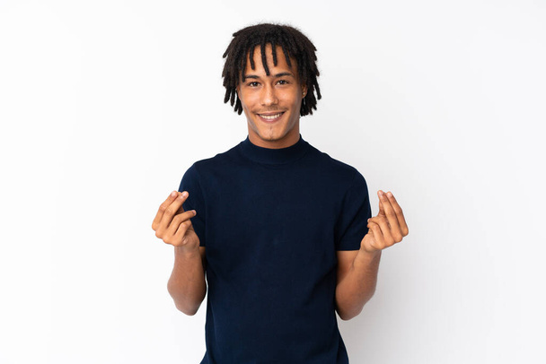 Jovem afro-americano isolado em fundo branco fazendo gesto de dinheiro - Foto, Imagem