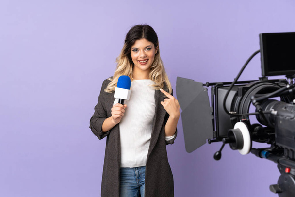 Toimittaja teini tyttö tilalla mikrofoni ja raportointi uutisia eristetty violetti tausta yllätys kasvojen ilme - Valokuva, kuva