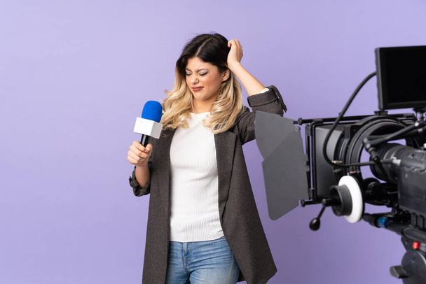 Репортер дівчина-підліток тримає мікрофон і звітує новини ізольовані на фіолетовому фоні має сумніви під час подряпин голови
 - Фото, зображення