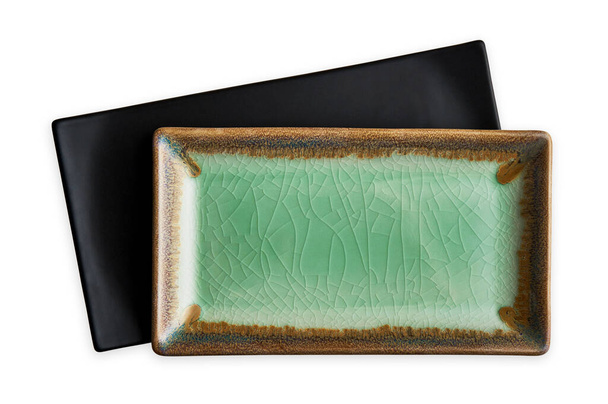 Порожня прямокутна тарілка, зелена керамічна тарілка у тріщинному візерунку, вид зверху ізольовано на білому тлі з відсічним контуром
 - Фото, зображення