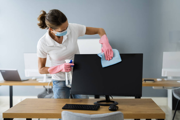Professional Office Monitor Cleaning Service In Face Mask - Fotoğraf, Görsel