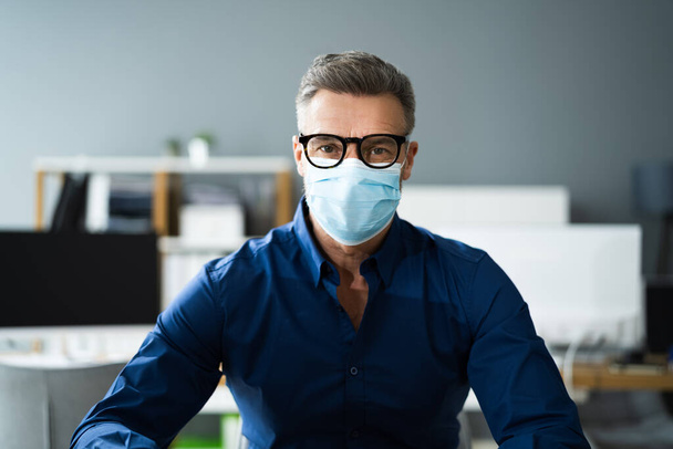 Receptionist Woman Wearing Medical Mask At Office Reception - 写真・画像