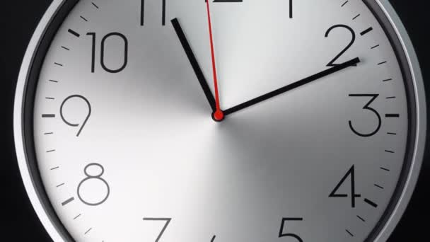 Time lapse witte klok vertellen de tijd 12 uur. Tijd voor een pauze en een lunch op zwarte achtergrond.. - Video