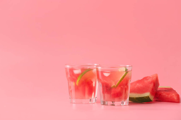 Gläser kalte Wassermelonen-Limonade auf farbigem Hintergrund - Foto, Bild