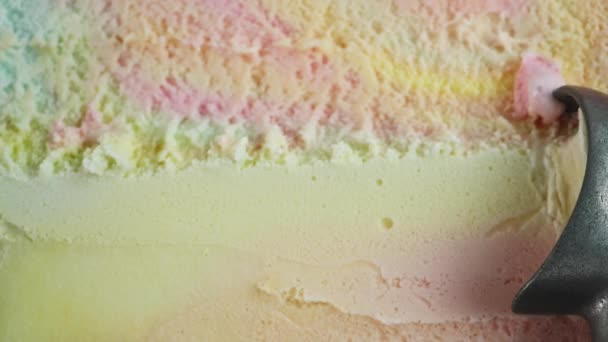 Yavaş çekim gökkuşağı dondurma rengi ve yumuşak dondurmanın dokusu. Dondurma yüzeyinde gökkuşağı deseni var. Yiyecek konsepti. - Video, Çekim