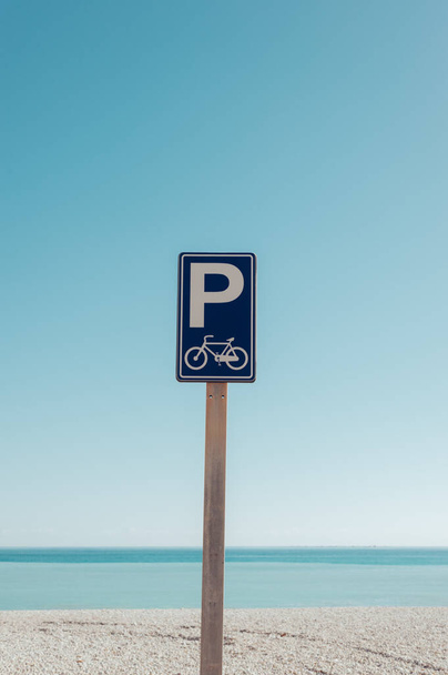 Segnale parcheggio biciclette in una spiaggia turchese - Foto, immagini