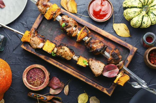 Kebabs ou brochettes de viande et de potiron. Délicieuse viande frite sur brochettes - Photo, image