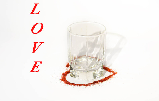 ρομαντική σύνθεση του γυαλιού σε διακοσμητικό σύμβολο της καρδιάς, έννοια Ημέρα του Αγίου Βαλεντίνου  - Φωτογραφία, εικόνα