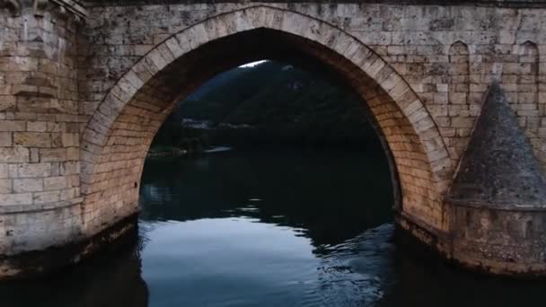 Visegrad, Bosnia. Vista aerea, pilastri e arco di Mehmed Pasa Sokolovic Bridge - Filmati, video