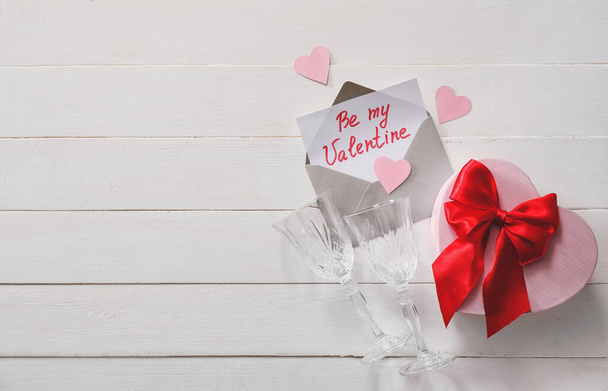 Mooie compositie voor Valentijnsdag op witte houten achtergrond - Foto, afbeelding
