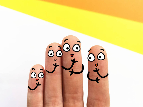 Τέσσερα δάχτυλα είναι διακοσμημένα ως τέσσερα άτομα. Έχουν διαφορετικό χρώμα δέρματος. Έχουν καλή σχέση.. - Φωτογραφία, εικόνα