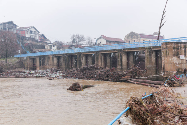 Río tras inundación con contaminación plástica y de madera. Río Vlasina, Serbia. Problema ecológico. - Foto, Imagen