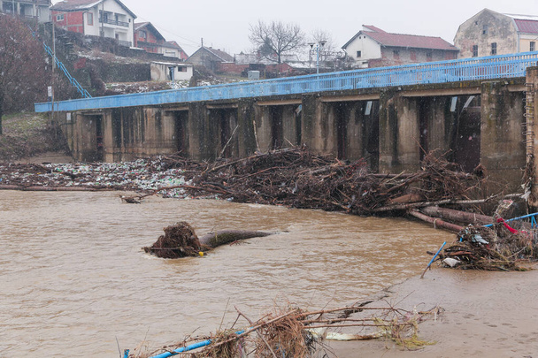 Ein Fluss nach dem anderen wird durch Plastik- und Holzverschmutzung verschmutzt. Vlasina, Serbien. Ökologisches Problem. - Foto, Bild