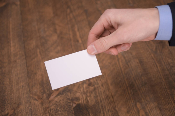 Yuvarlak köşeli beyaz kart maketi. Sade çağrı kartı şablon tutuş modeli oluşturur. Plastik kredi kartı ekran önü. Kart tasarımını kontrol et. Ticari marka - Fotoğraf, Görsel