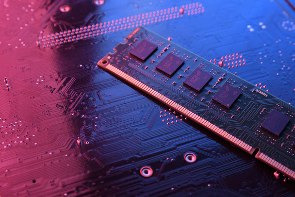 Memoria RAM del computer sullo sfondo della scheda madre del circuito. Chiudete. sistema, memoria principale, memoria di accesso casuale, a bordo, dettaglio del computer. Componenti del computer. DDR3. DDR4. DDR5 - Foto, immagini