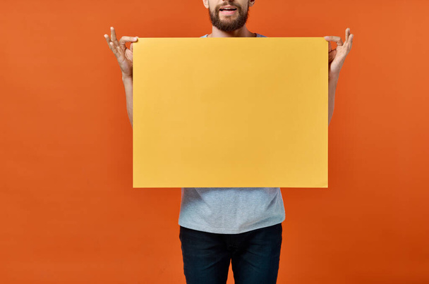 маркетинговий плакат помаранчевий чоловік на фоні обрізаного виду
 - Фото, зображення
