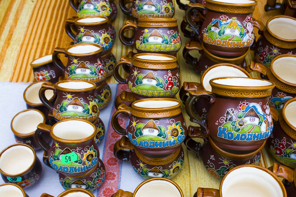 Eramic souvenir cups uit Kholodny Yar, Oekraïne - Foto, afbeelding